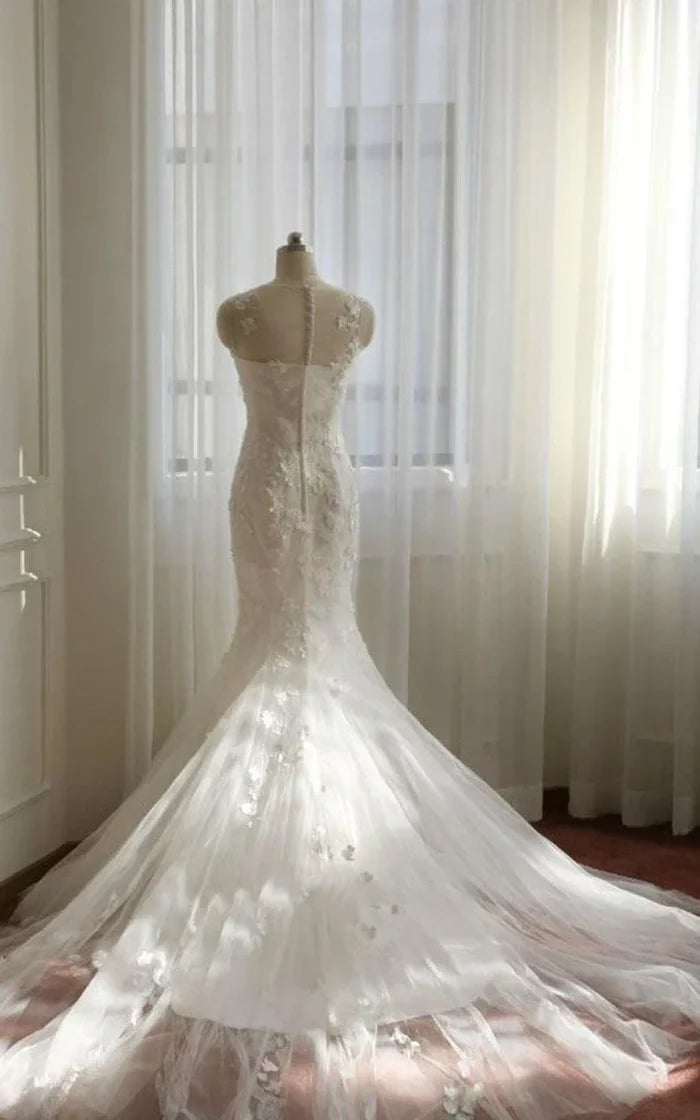 Meerjungfrau-Brautkleid mit bodenlangem, ärmellosem Tüll und Glockenapplikationen