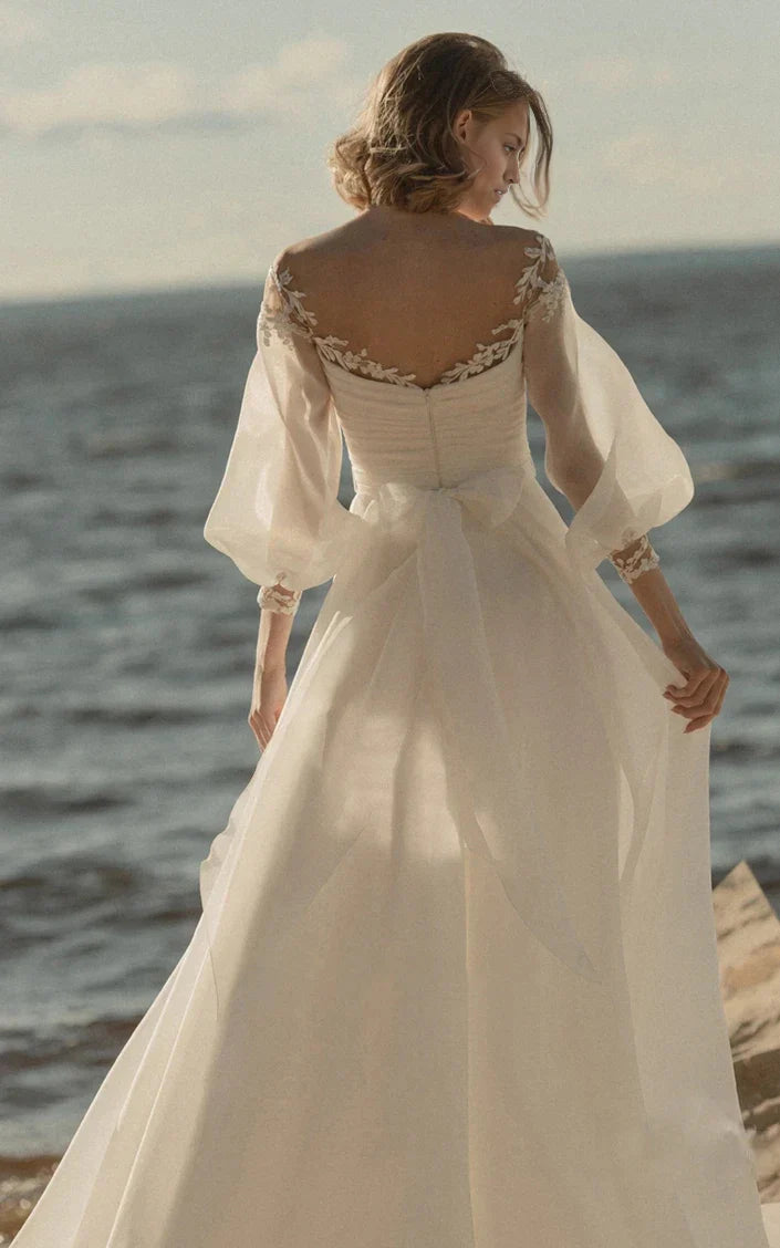 A-Linie, schlichtes Strand-Brautkleid aus Spitze und Organza mit bodenlangem Reißverschluss, tiefem V-Ausschnitt am Rücken und transparenten Ärmeln