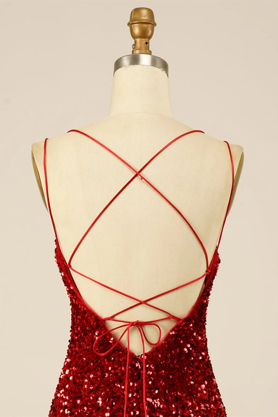 Paillettenbesetztes Etui-Heimkehrkleid mit Schnürung und Schlitz