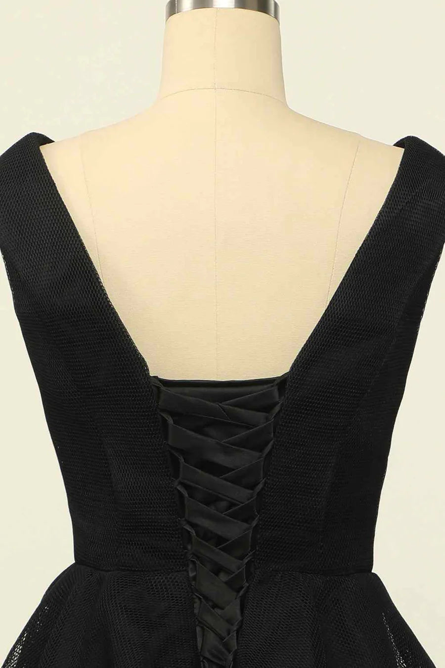 A-Linien-Heimkehrkleid aus Tüll mit V-Ausschnitt und Schnürung am Rücken