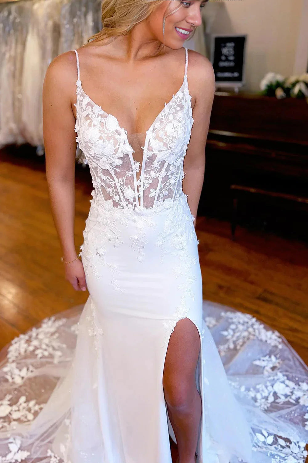 Meerjungfrau-Brautkleid mit Spaghettiträgern und hohem Schlitz und Applikationen