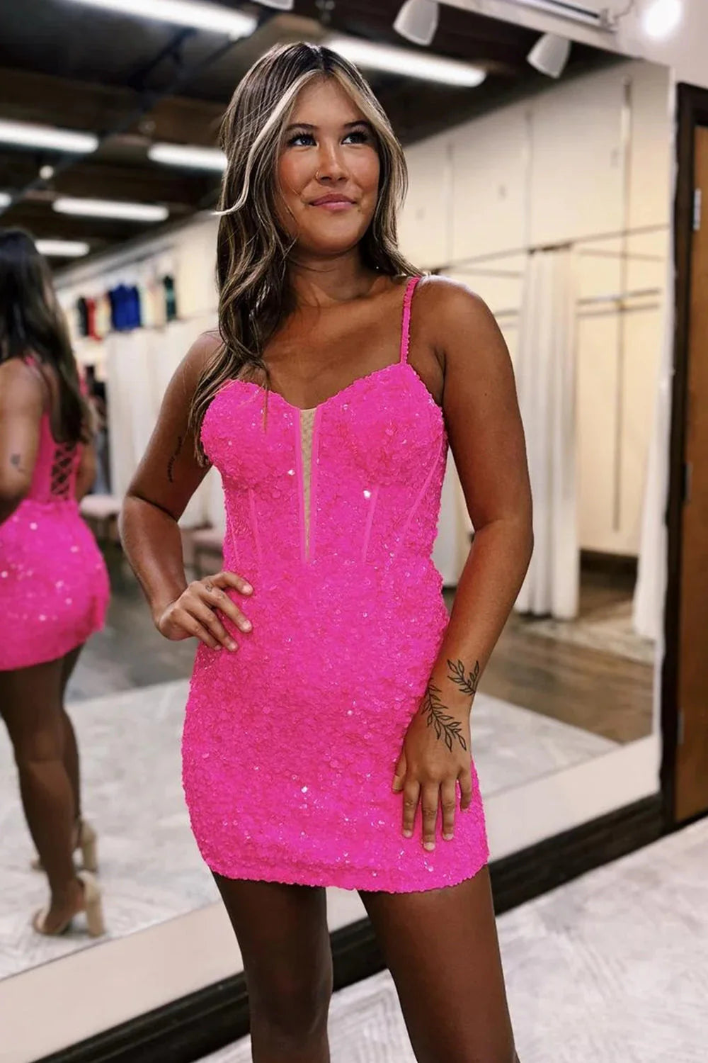 Glitzerndes, enges, kurzes Ballkleid mit Spaghettiträgern