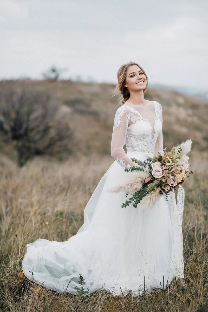 Zweiteiliges Bohemian-Brautkleid mit Illusionsärmeln und Spitze und Hofschleppe