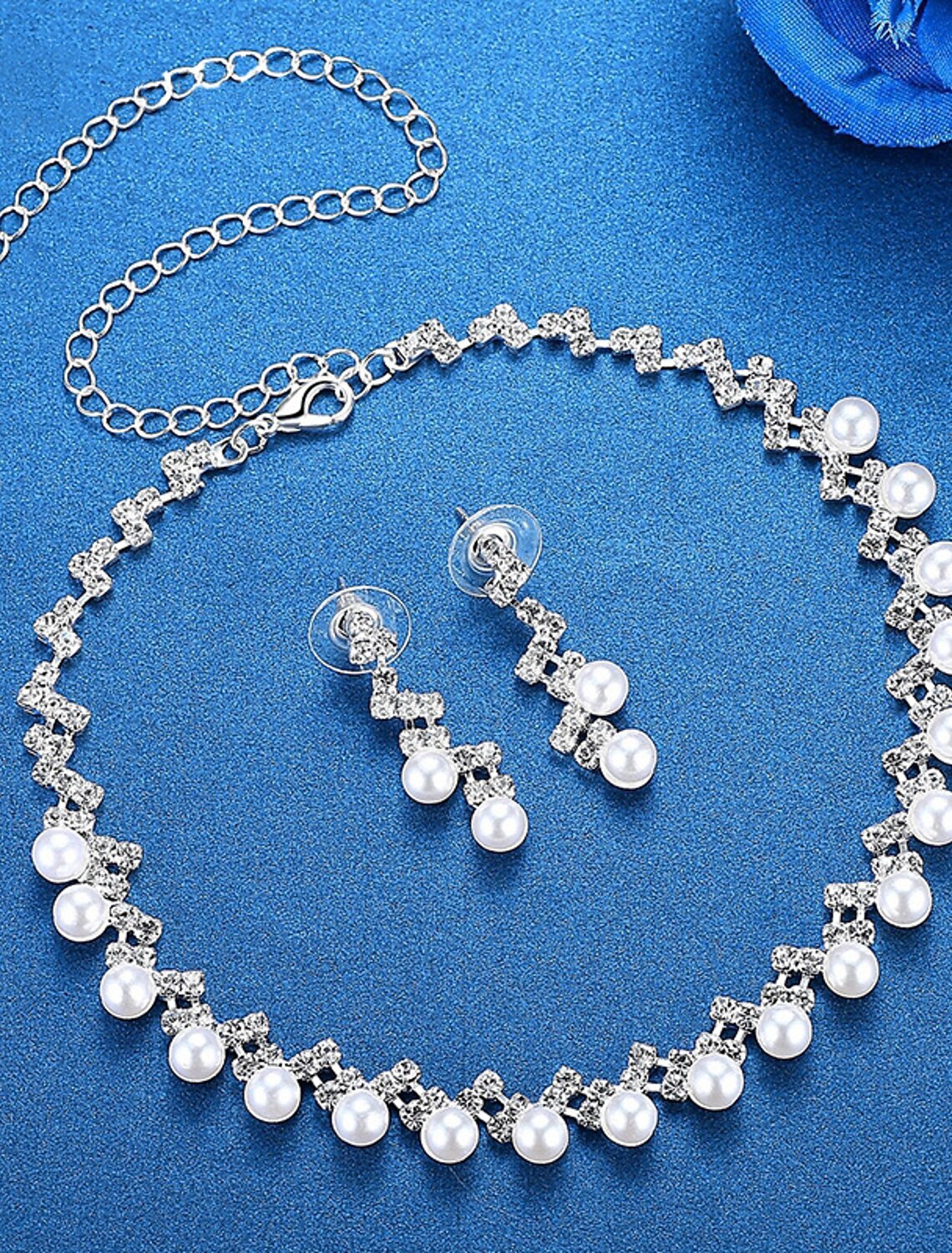 Elegant 3-piece bridal jewelry set with imitation pearls.