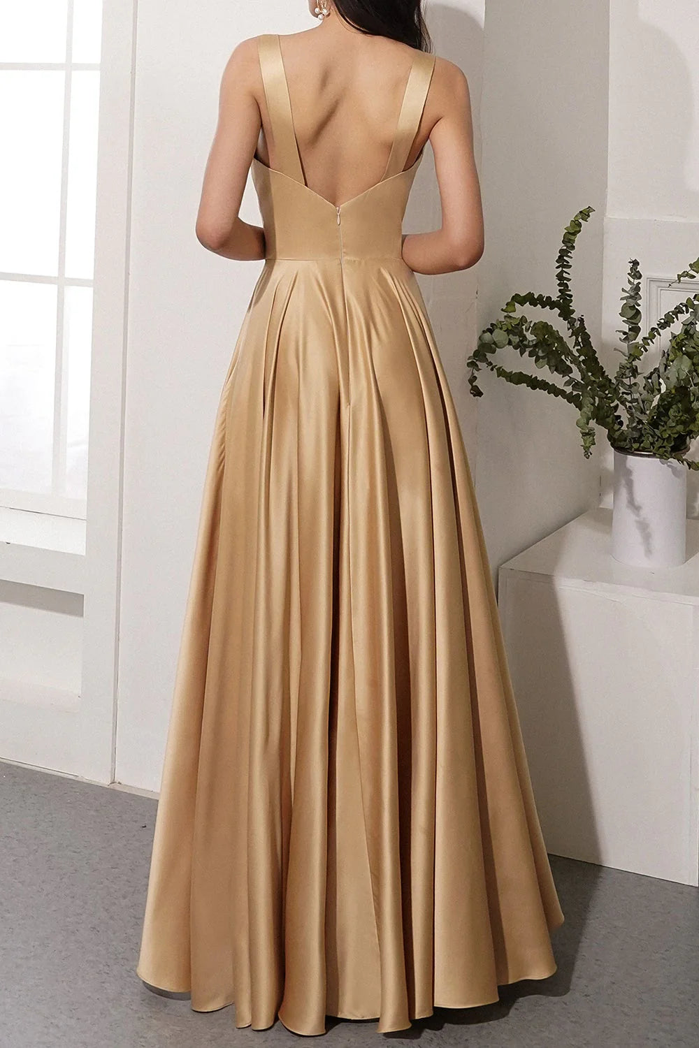 Einfaches langes Ballkleid aus Satin mit Schlitz