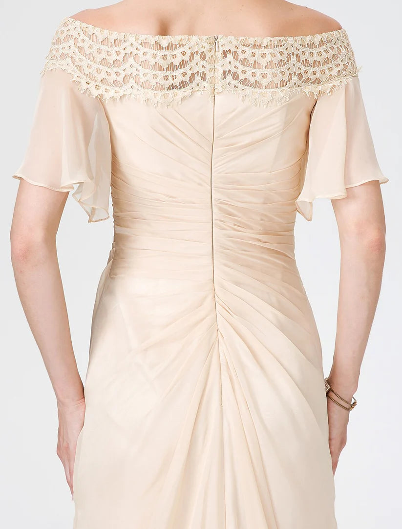 Etuikleid/Säulenkleid für die Brautmutter, elegant, schulterfrei, Sweep/Pinselzug, Chiffon, Spitze, kurze Ärmel mit Falten