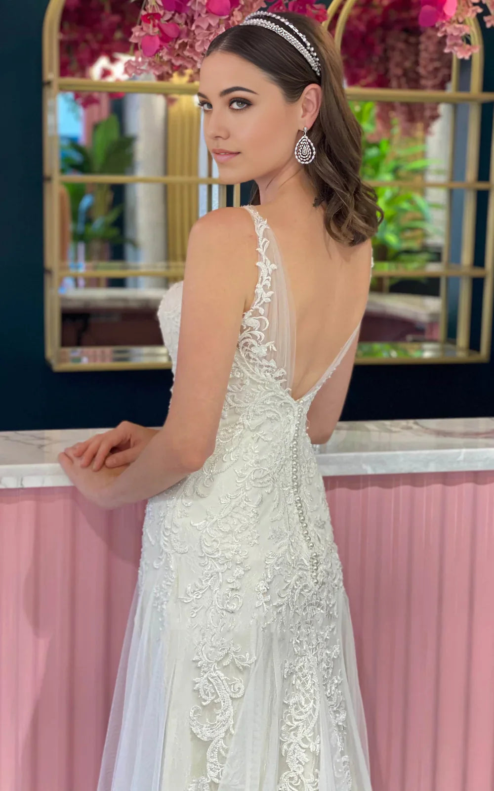 Mermaid Lace Tulle V-neck Sleeveless Wedding Dress With Appliques and Pleats