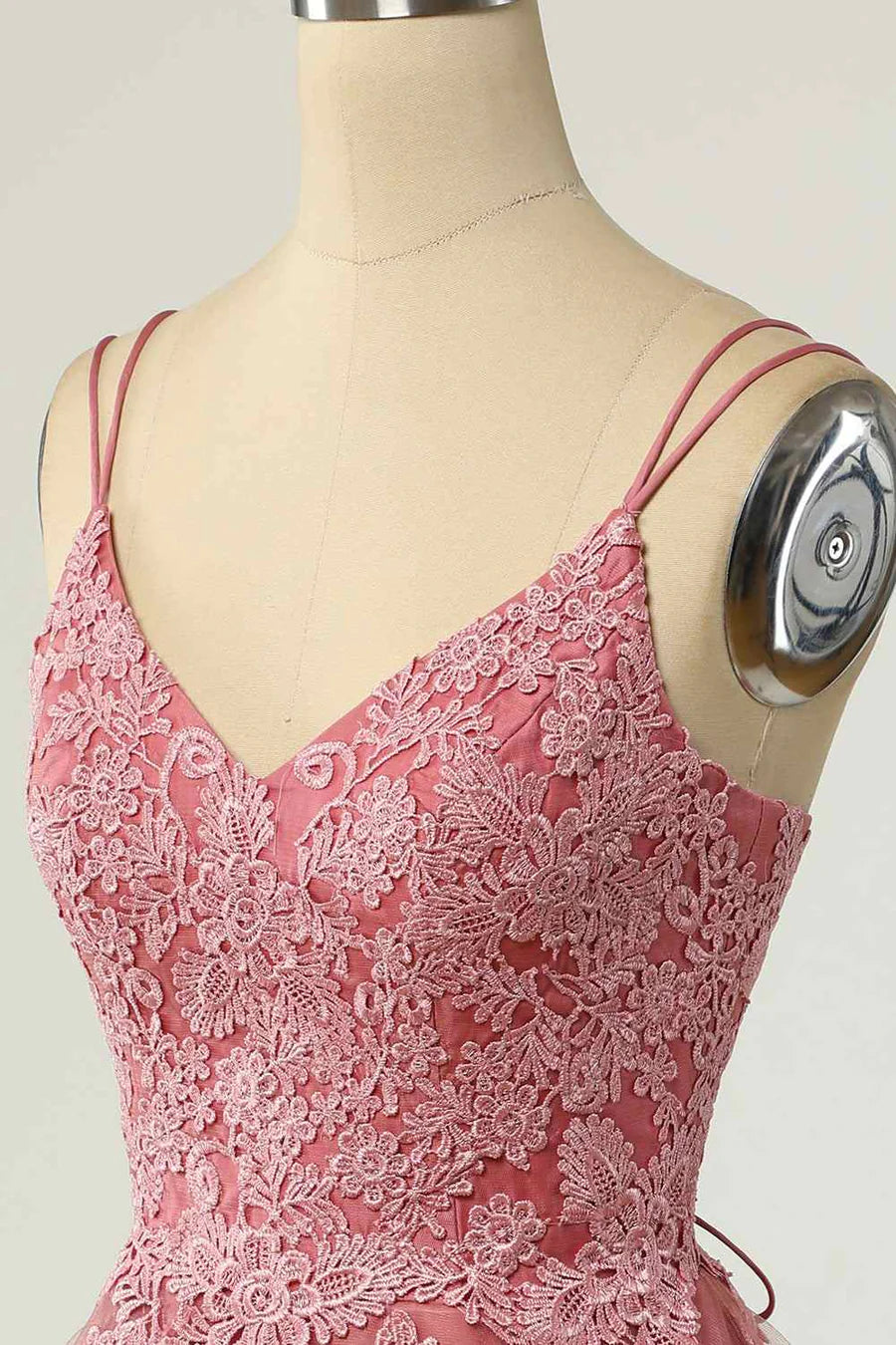 A-Linie Mini-Heimkehrkleid mit Doppelträgern, V-Ausschnitt, Schnürung und Applikation