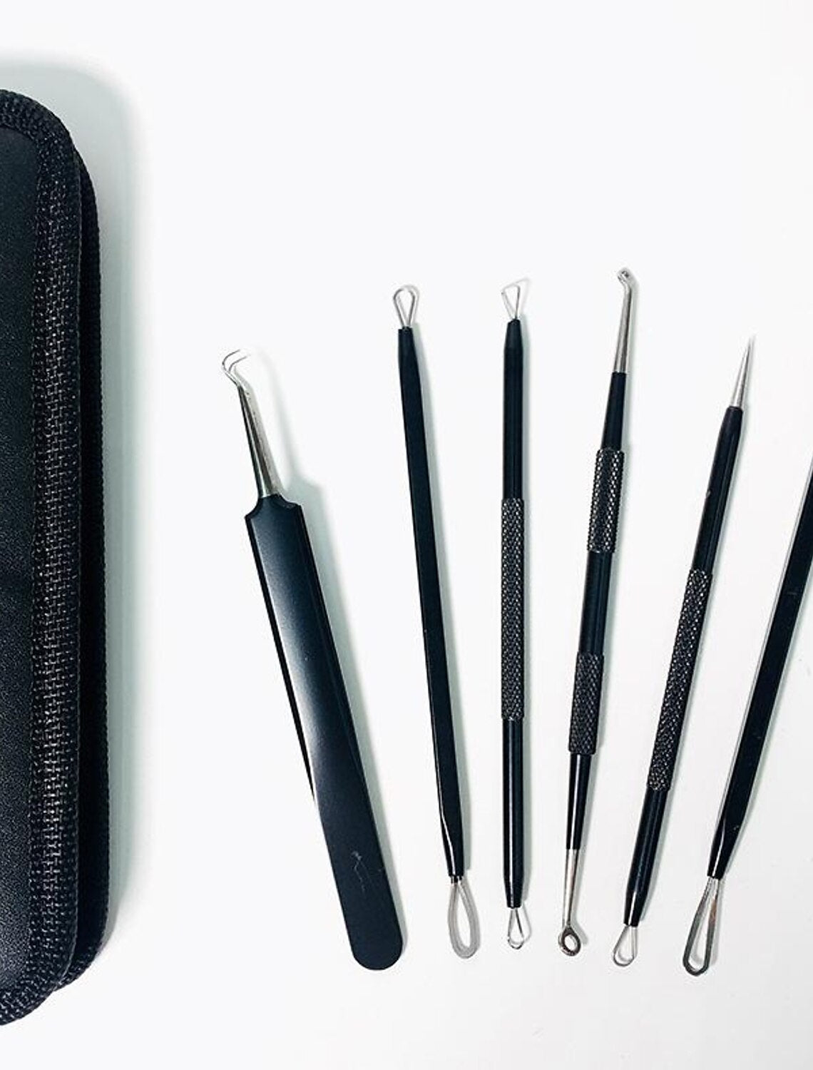 Ergonomic handles of the 6-piece comedone extractor set.