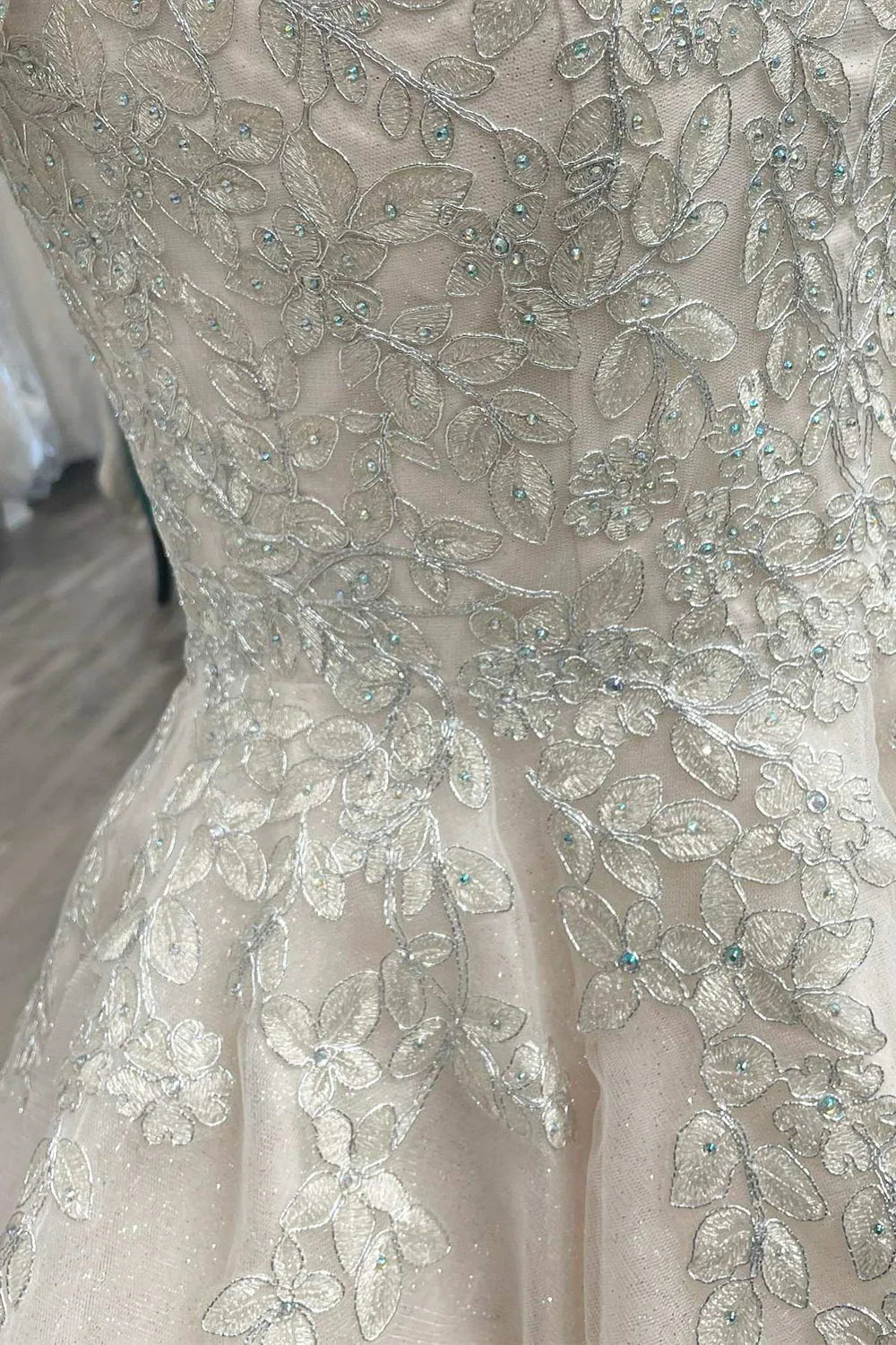 Kurzes A-Linien-Heimkehrkleid mit Applikationen