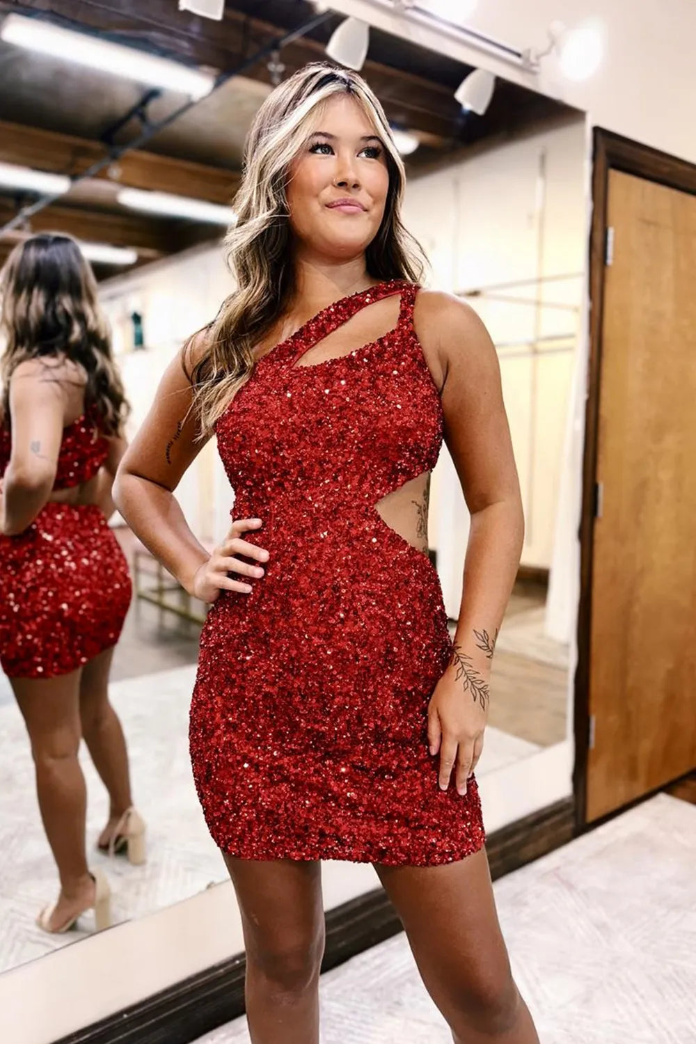 Kurzes Homecoming-Kleid mit One-Shoulder-Träger und Cut-Out