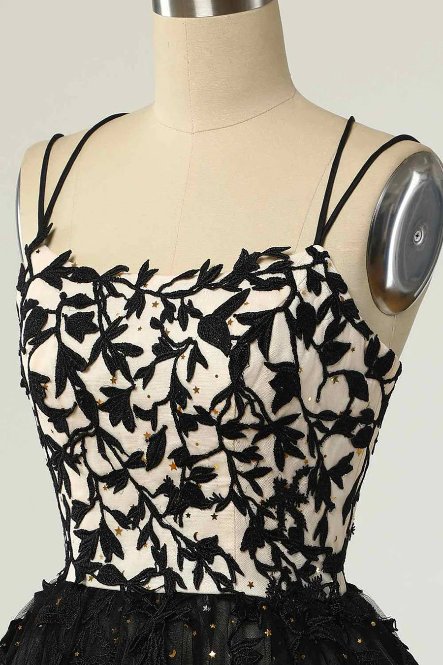 A-Linie Mini-Heimkehrkleid mit doppelten Spaghettiträgern, Schnürung und Applikation