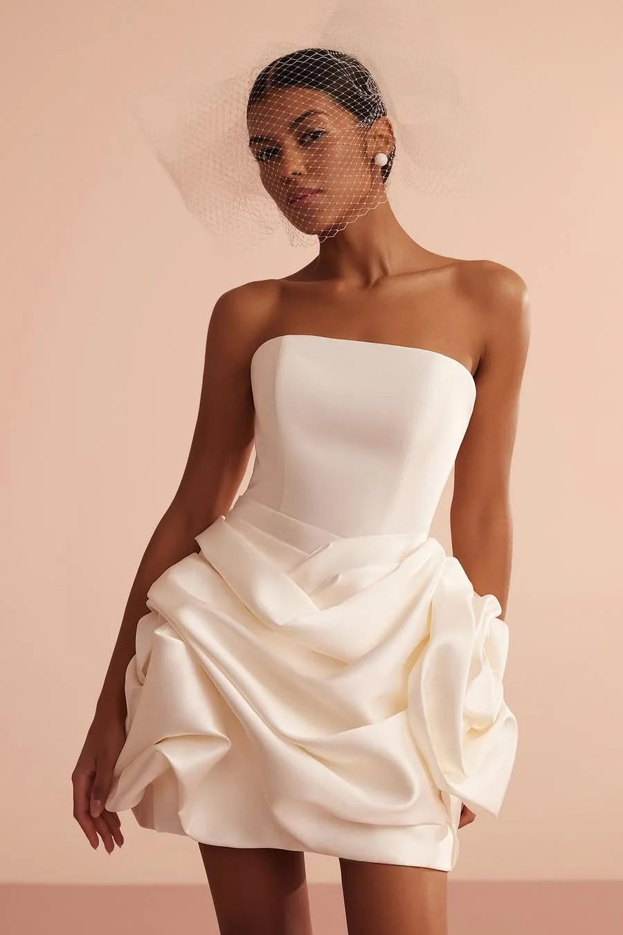 Cremefarbenes, ärmelloses, trägerloses, kurzes Ballkleid aus Satin mit Falten