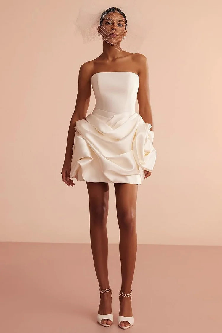 Cremefarbenes, ärmelloses, trägerloses, kurzes Ballkleid aus Satin mit Falten