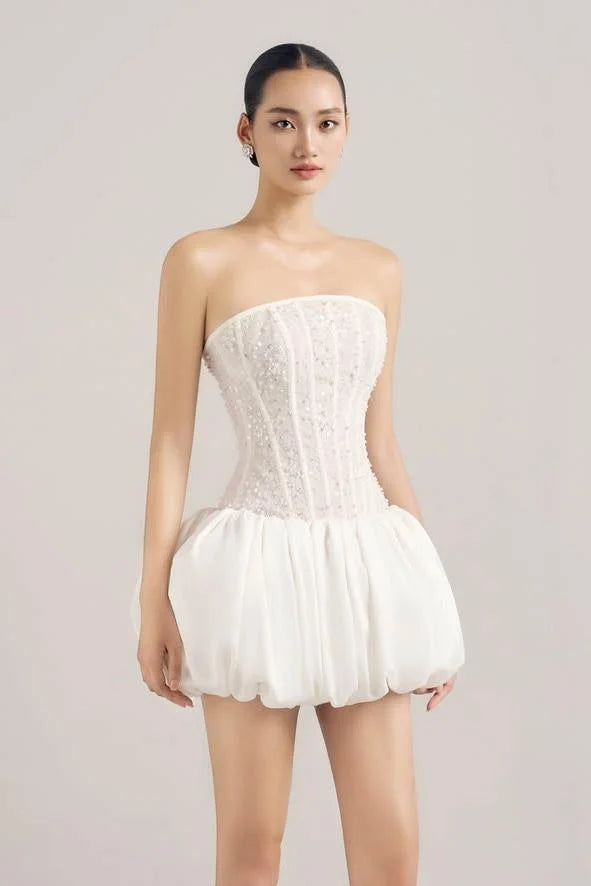 Weißes, ärmelloses, trägerloses, kurzes Ballkleid aus Satin mit Perlen und Falten