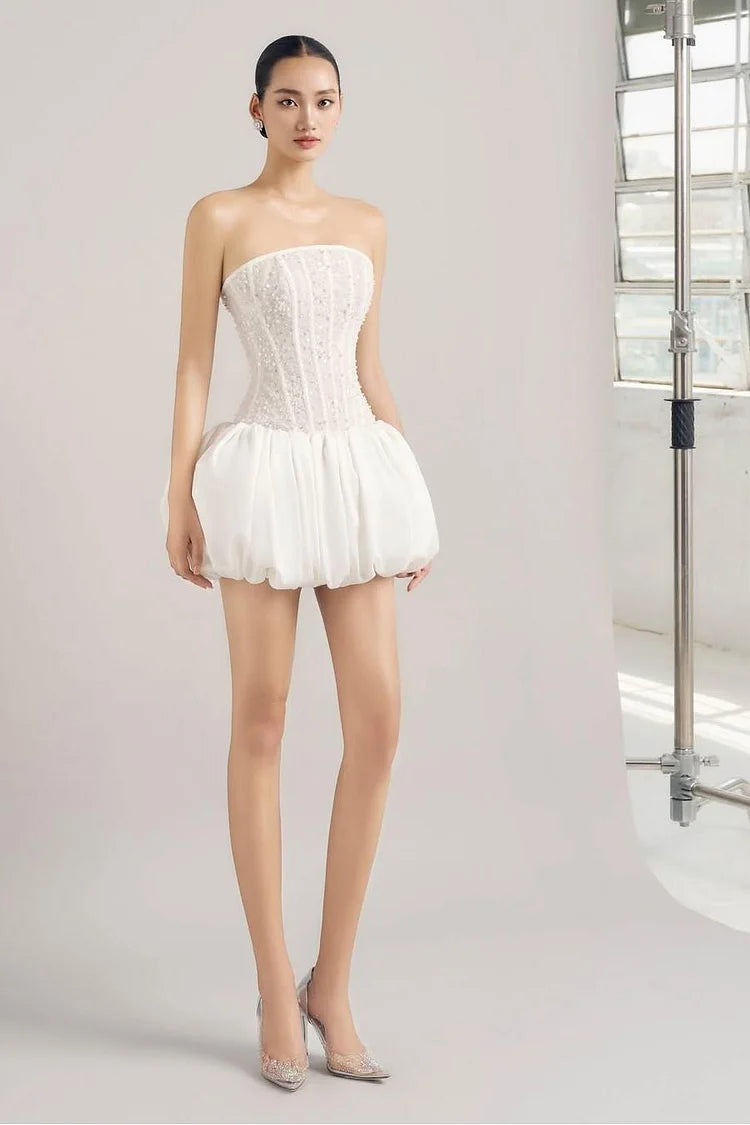 Weißes, ärmelloses, trägerloses, kurzes Ballkleid aus Satin mit Perlen und Falten