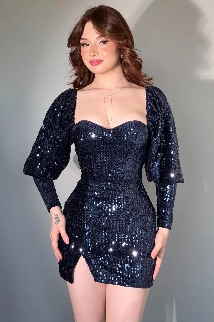 Rotes, langärmliges, kurzes Ballkleid mit quadratischem Ausschnitt und Schlitz