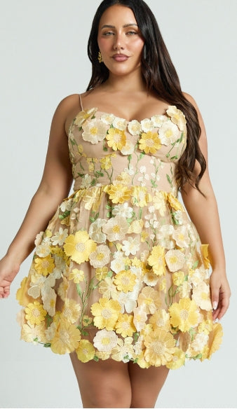 Romantisches Minikleid mit Trägern und Blumendetail