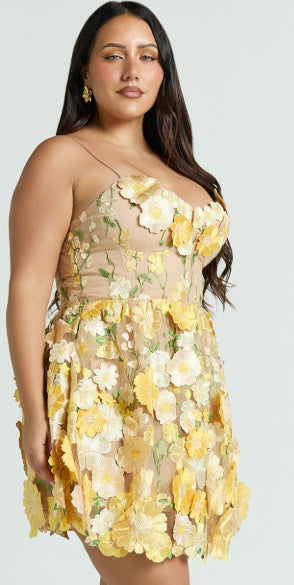 Romantisches Minikleid mit Trägern und Blumendetail