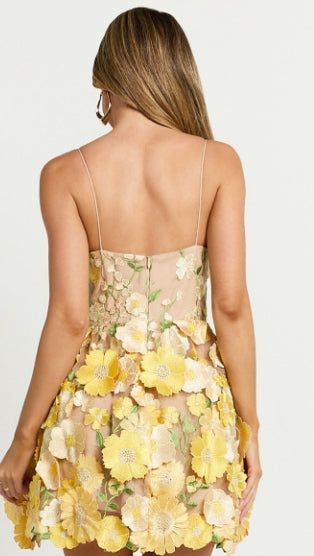 Romantisches Minikleid mit Trägern und Blumendetail