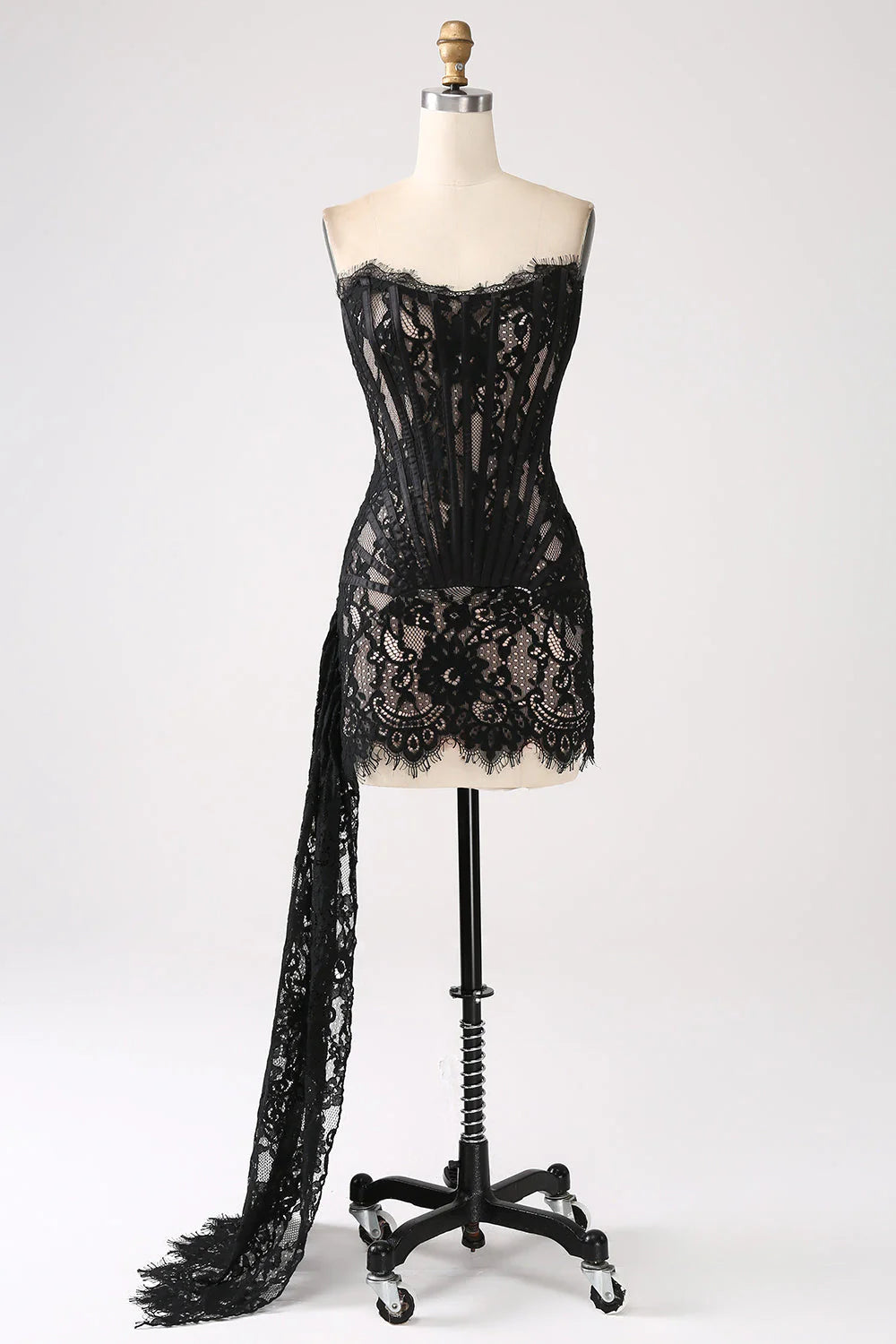 Kurzes Abschlusskleid aus Spitze mit Schnürung am Rücken