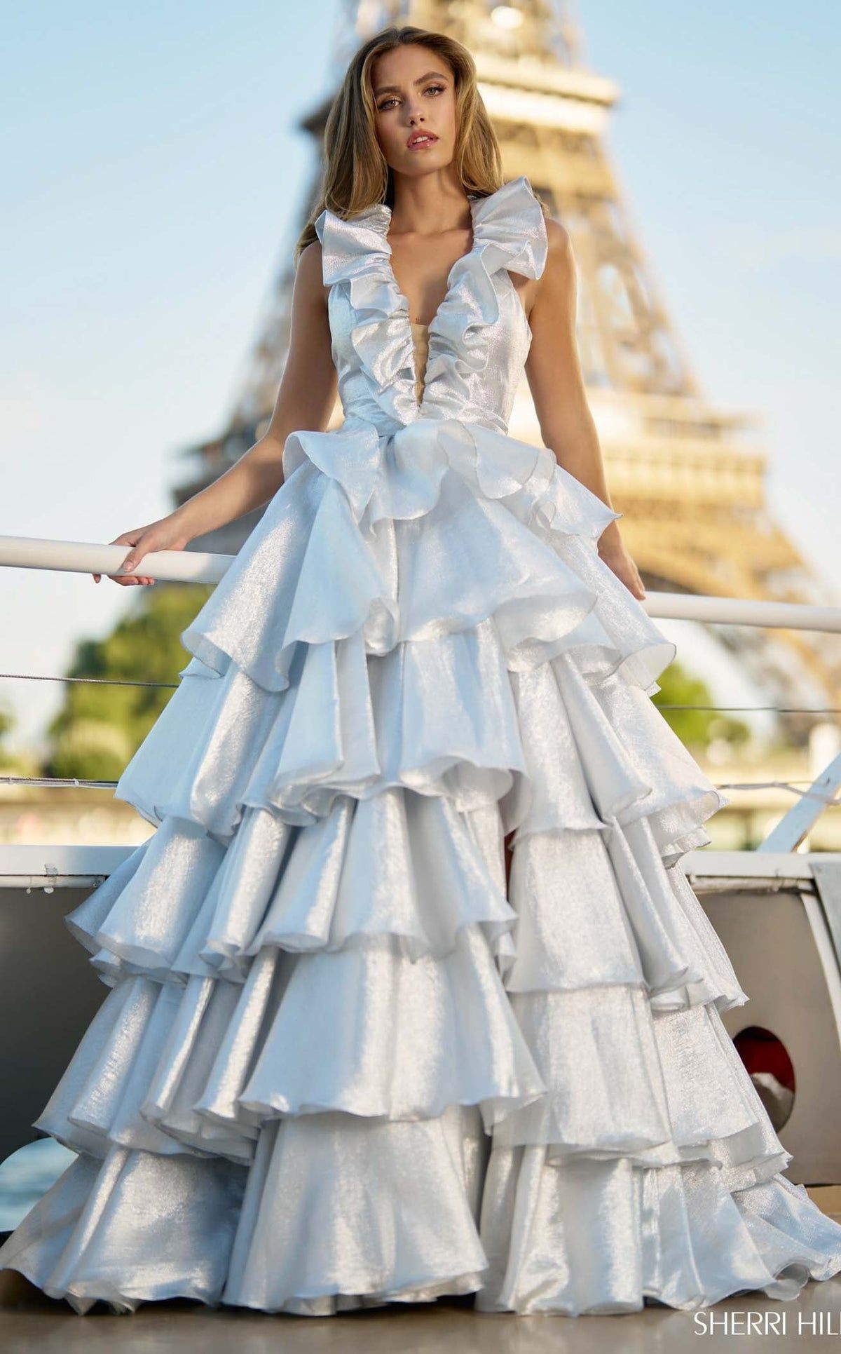 Chic V Neck Sleeveless Backless Ball Gown Prom Dress