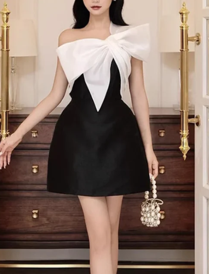 Künstlerisches Minikleid mit Schleife und stilvoller Schulterpartie