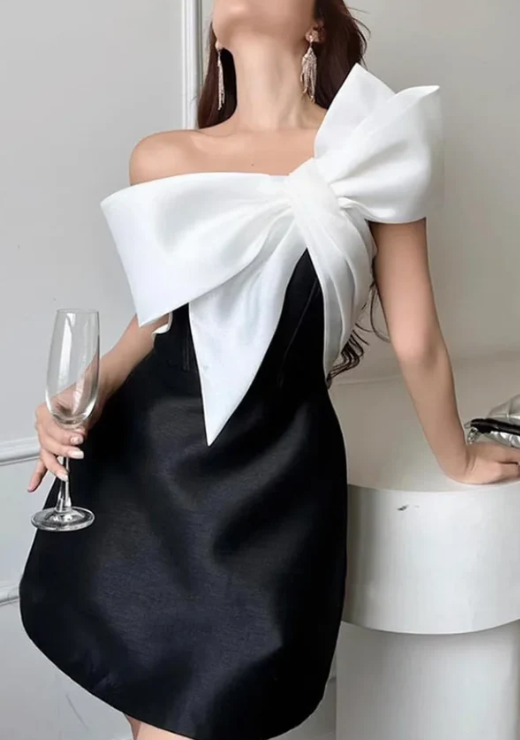 Künstlerisches Minikleid mit Schleife und stilvoller Schulterpartie