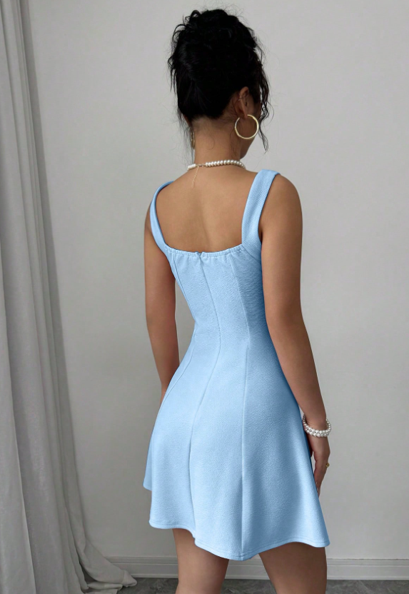 Elegantes, einfarbiges Patchwork-Freizeitkleid mit breiten Trägern und Perlen