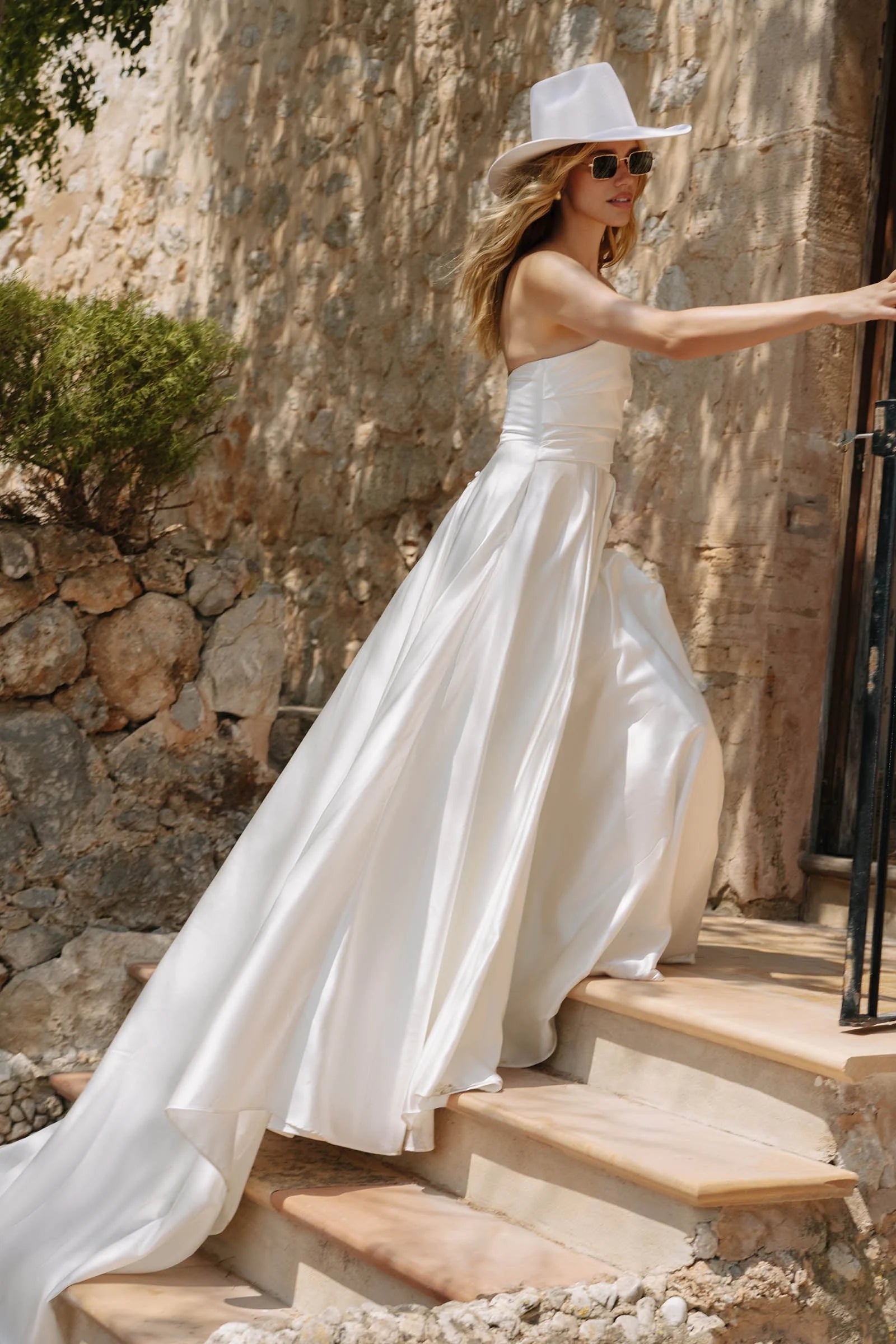 Elegant  Sleeveless Ruched Split Brush Train Wedding Dresses