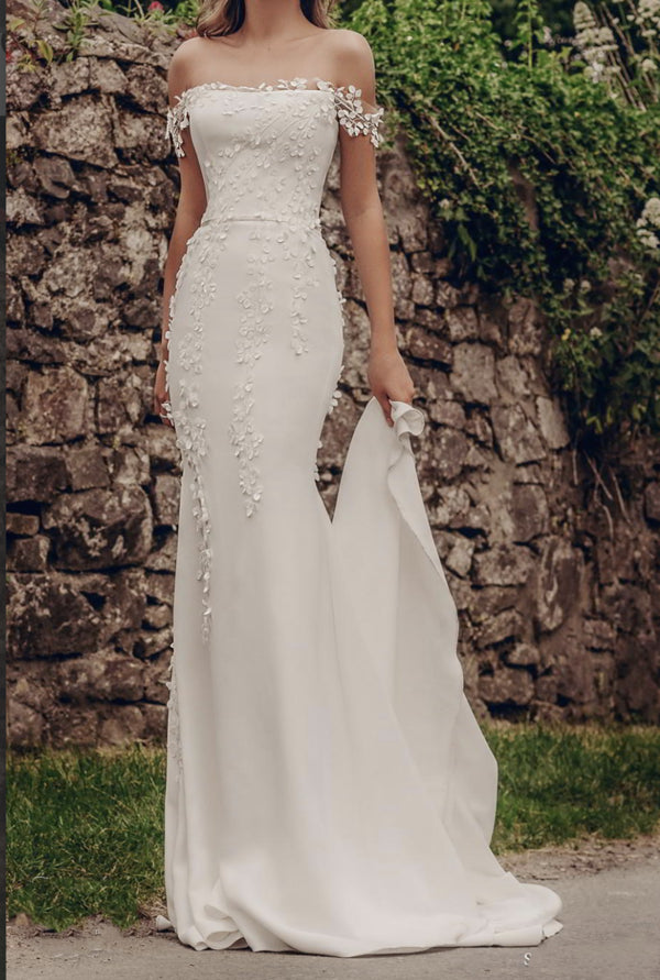 Simple White Satin Bridal Dress with Appliques Strapless Sleeveless Wedding Dress