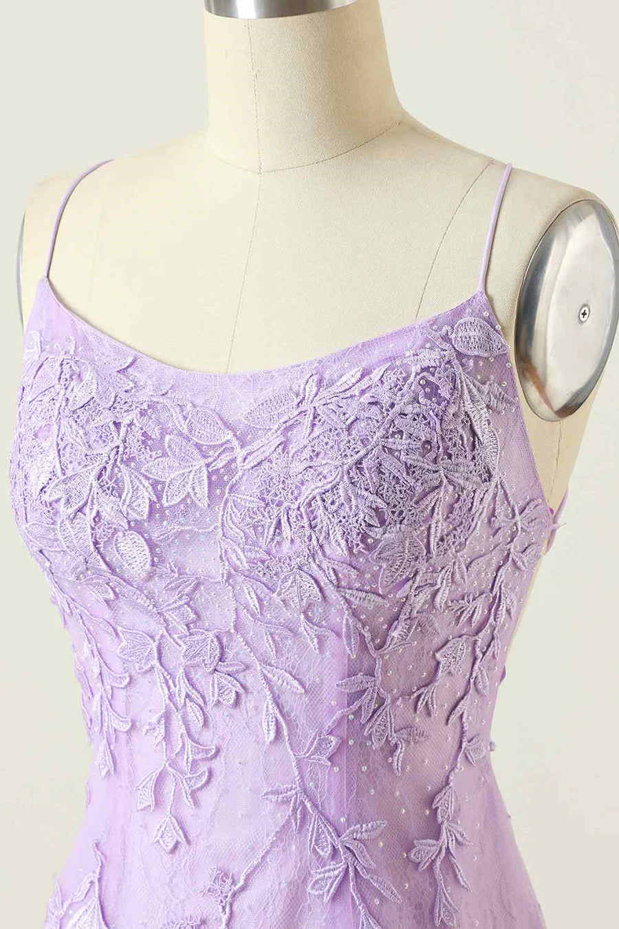 Etui-Kleid mit U-Ausschnitt, Schnürung hinten und Applikationen