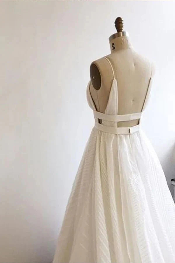 A-line V-neck Lace Backless Prom Dresses With Court Train