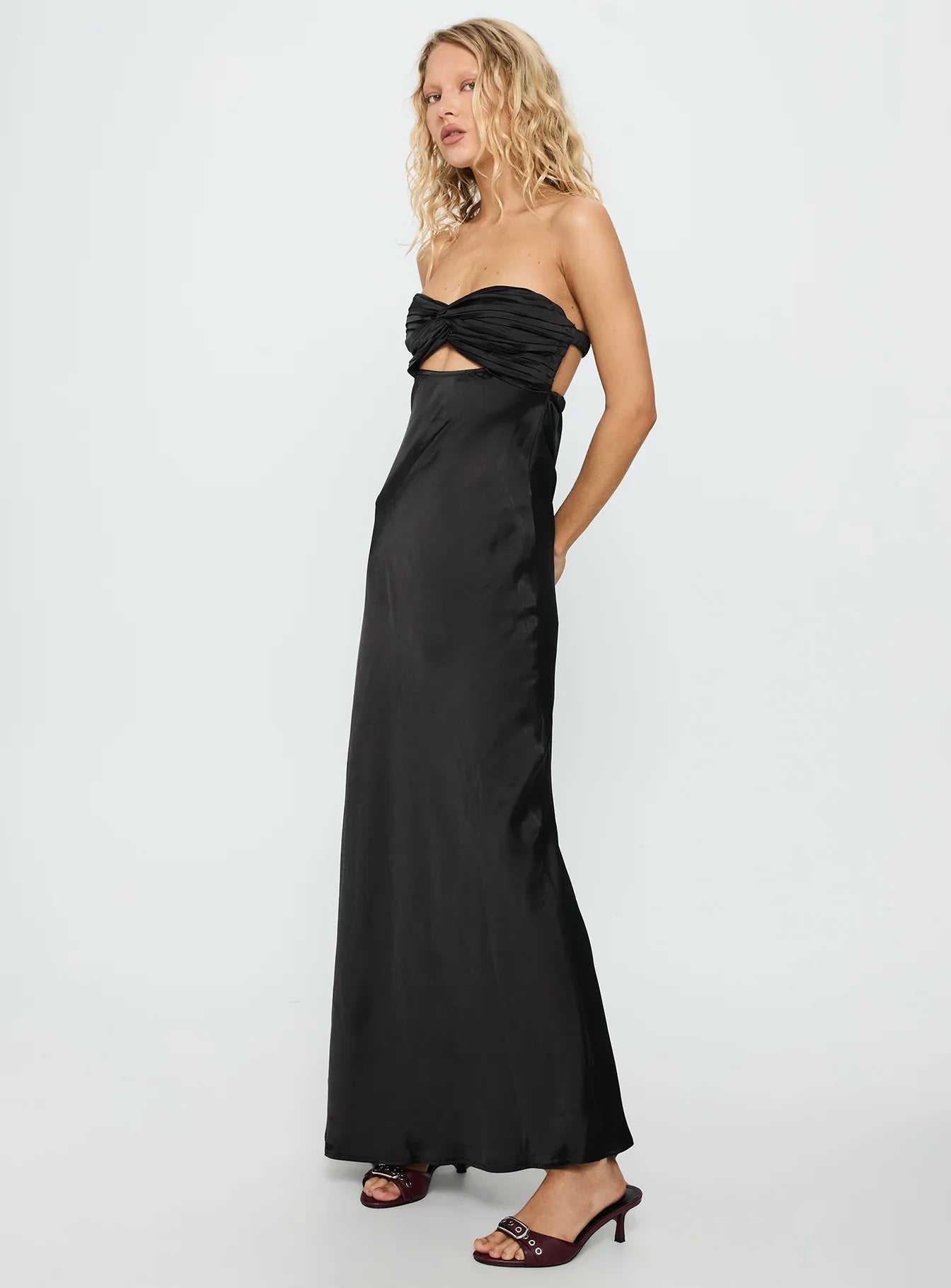 Black Strapless Satin Prom Dress with Twisted Knot and Open Back for Formal Events and Prom Nights
