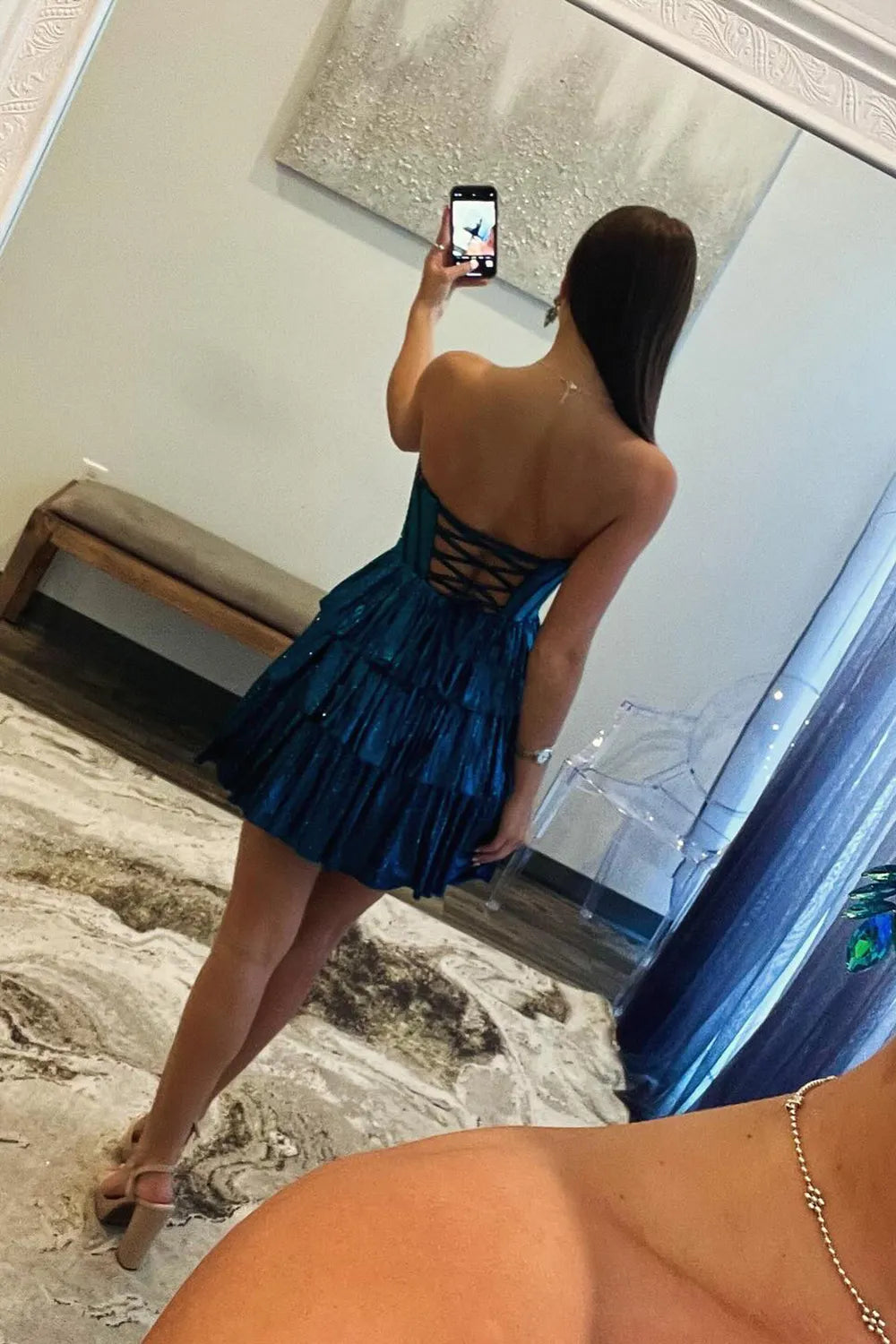 A-Linien-Heimkehrkleid mit trägerlosem, gestuftem, kurzem Korsett und Perlenbesatz