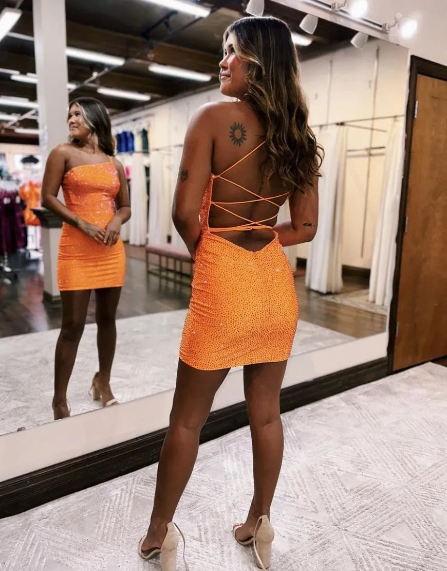 Homecoming-Kleid mit schulterfreiem Schlitz und engen Perlen