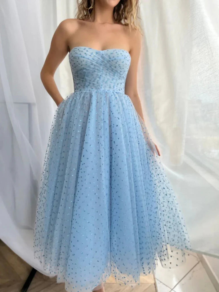 Model wearing a charming A-line sweetheart tulle short prom dress.