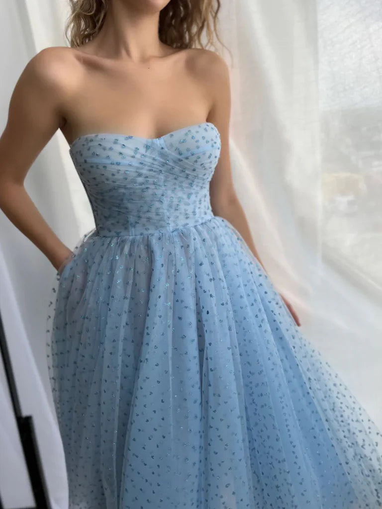 Side view of the A-line sweetheart tulle short prom dress.