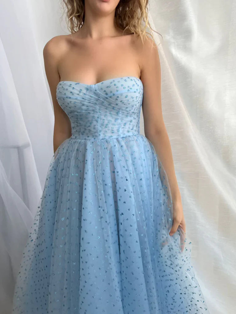 Back view of the elegant sweetheart neck tulle prom dress.