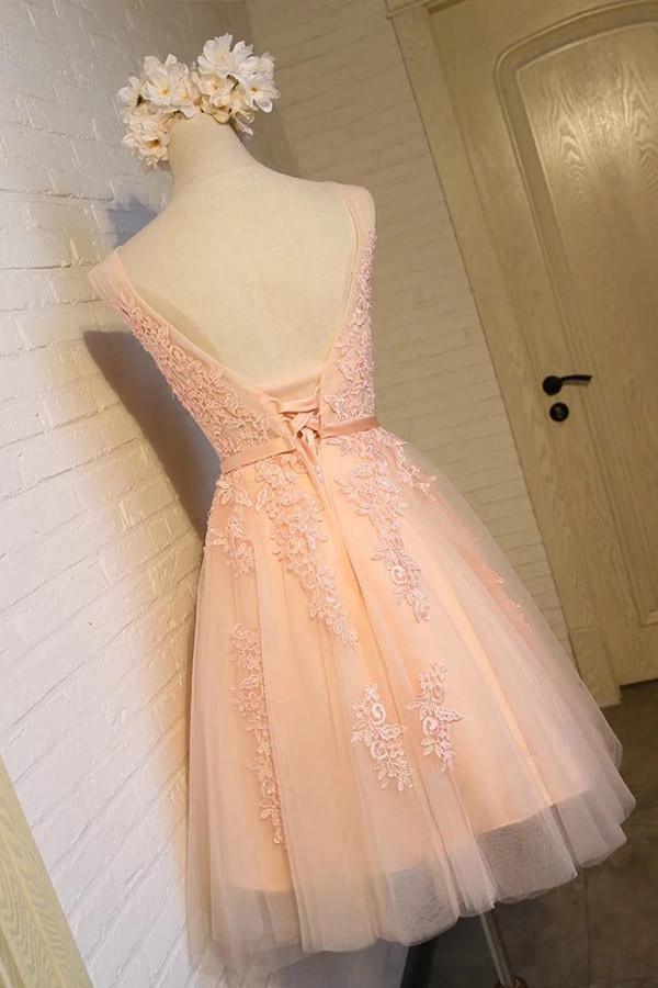 Elegant short prom dress with a sweetheart neckline.