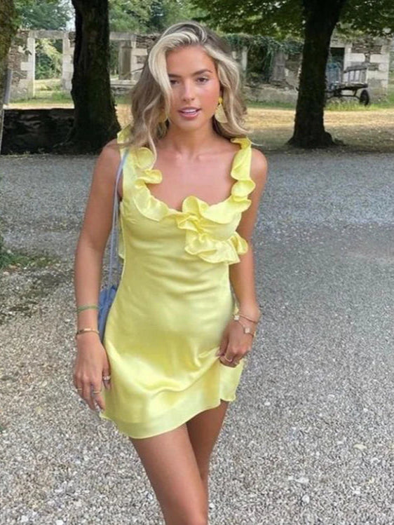 Model wearing a chic A-line square neck mini homecoming dress.