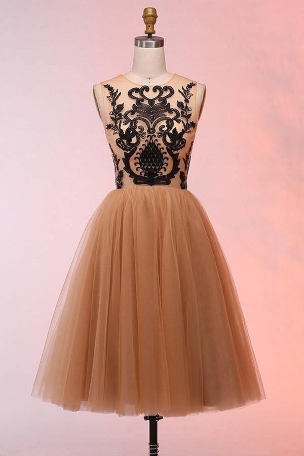 Vintage short homecoming dress with tulle appliques and sweetheart neckline.