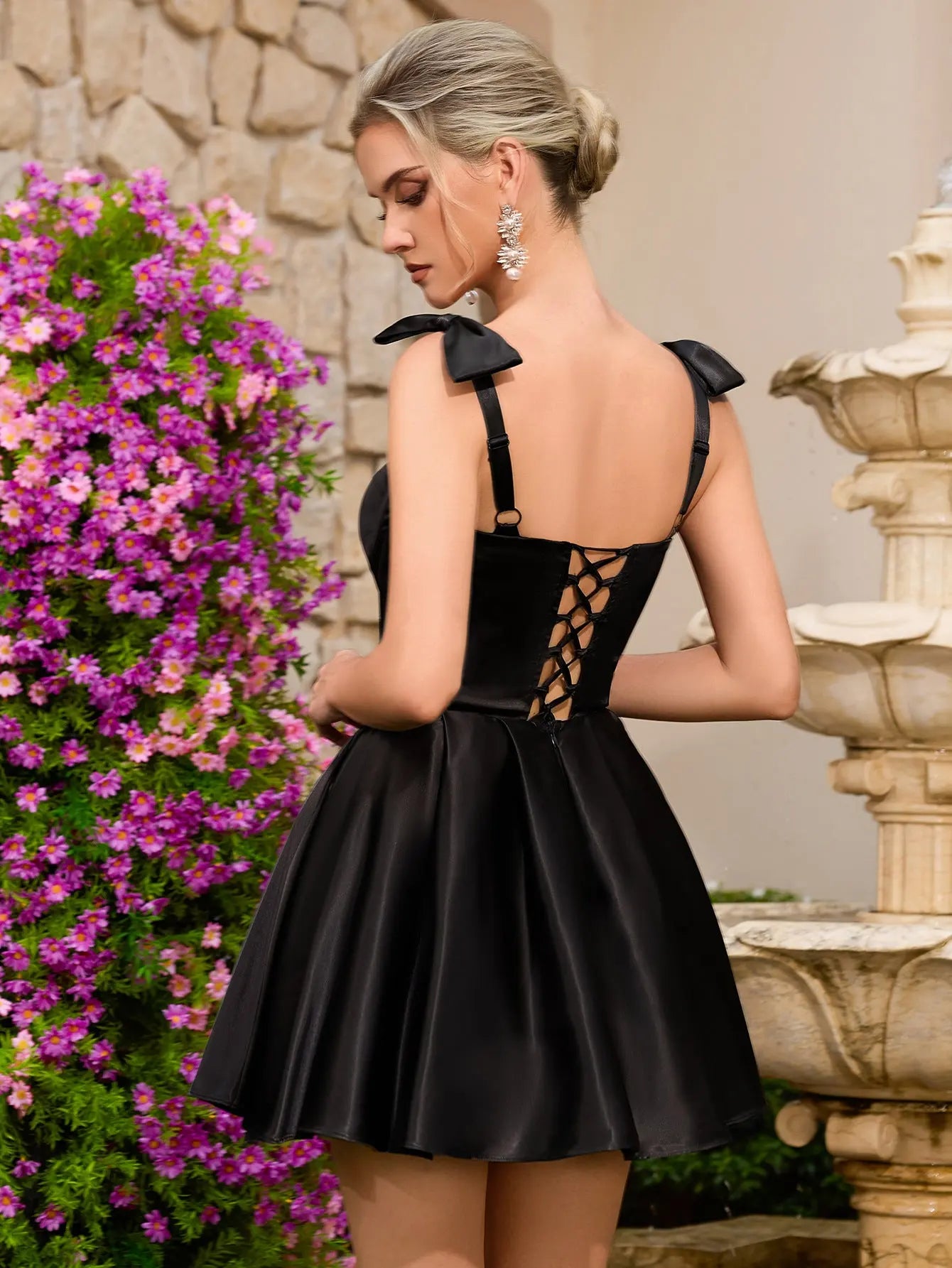 Chic A-Line Sweetheart Bow Corset Black Short Homecoming Dress for Teens.