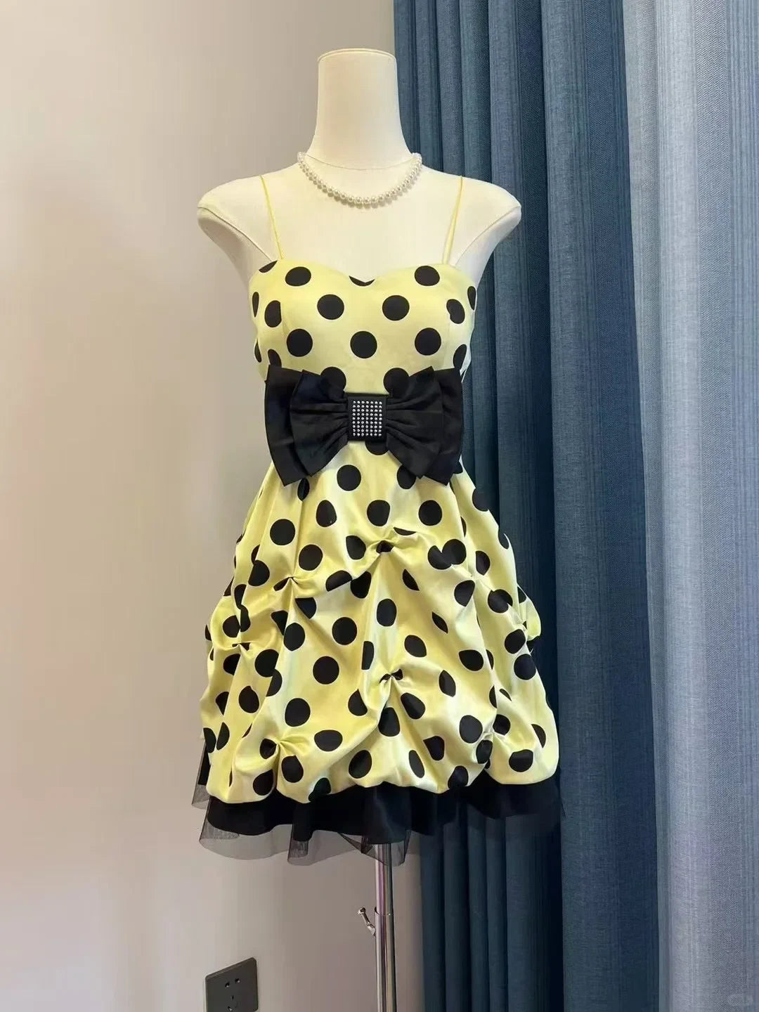 Chic A-Line Sweetheart Spaghetti Strap Ruched Bow Yellow Black Short Homecoming Dress