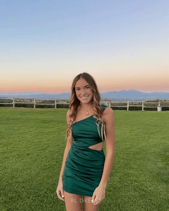 Chic Bodycon One-Shoulder Cutout Ruched Emerald Mini Homecoming Dress