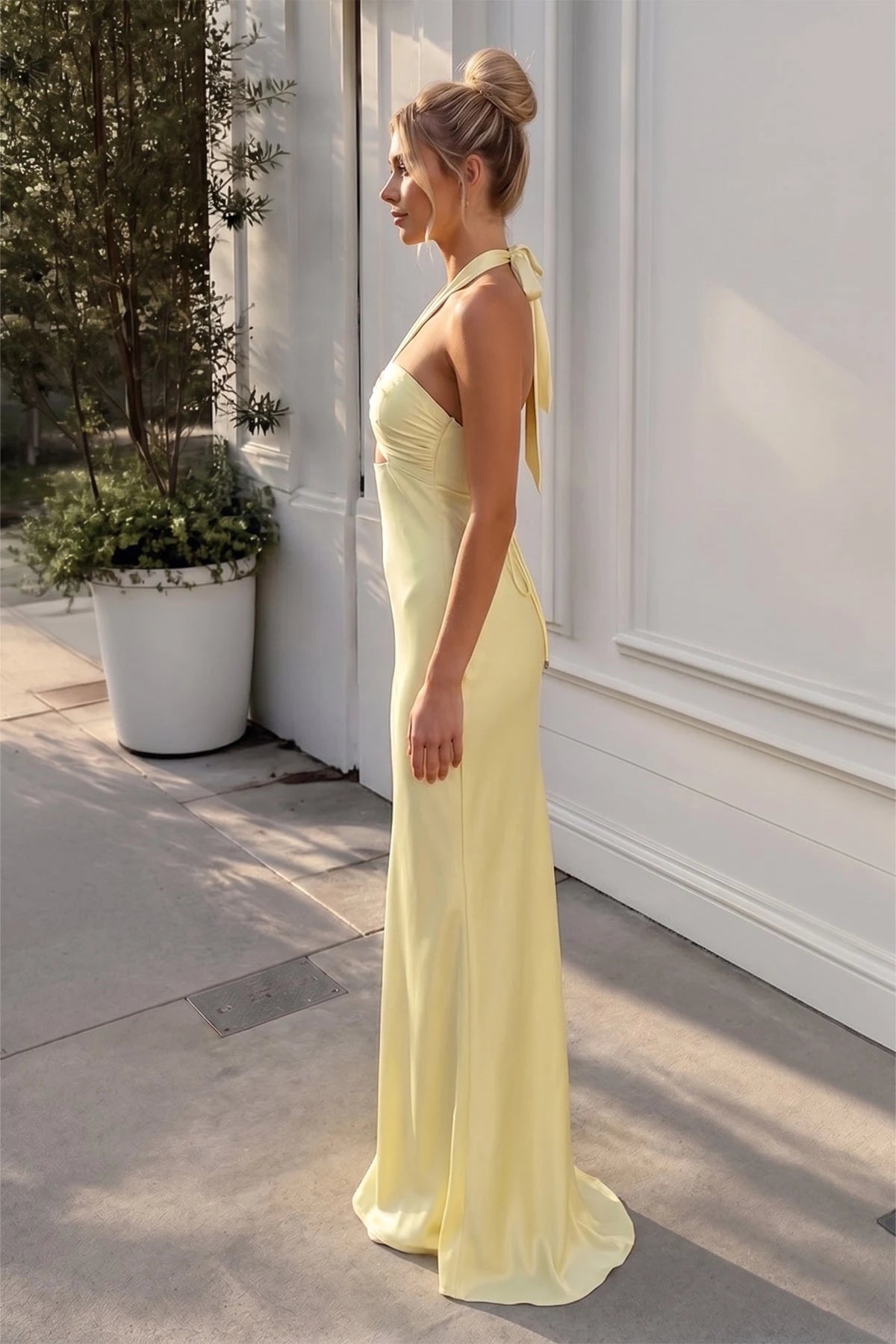 Chic Sheath Halter Sleeveless Cutout Backless Yellow Long Prom Dresses Women