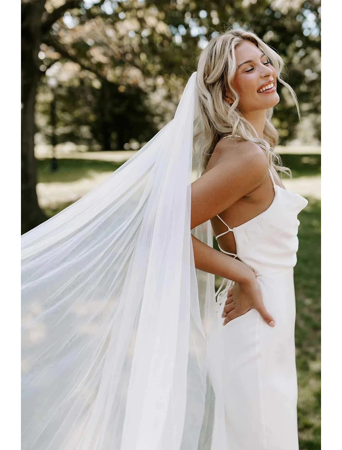 Detailed view of the flowing pure tulle wedding veil.