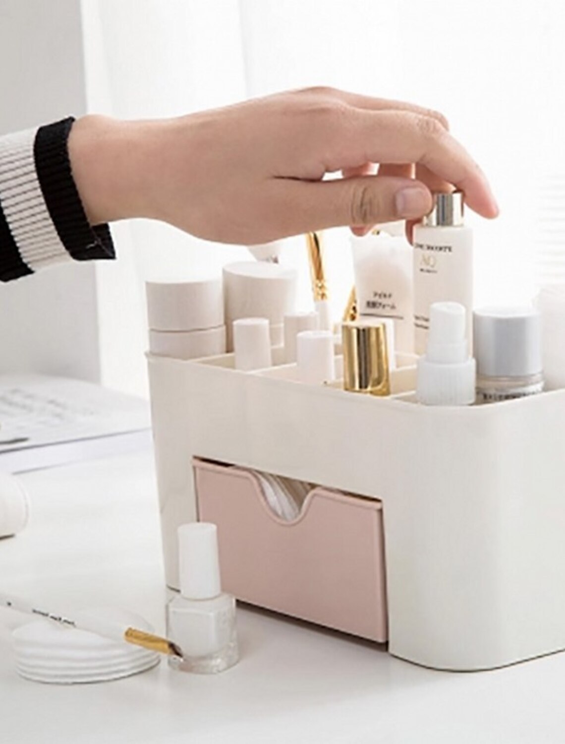 Side view of the clear plastic jewelry and makeup organizer.