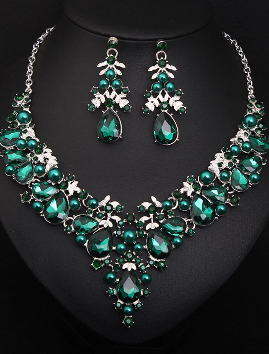 Sparkling crystal and rhinestone jewelry set for weddings.