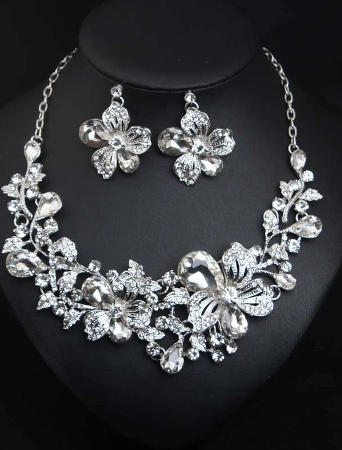 Full view of the two-piece bridal jewelry set.
